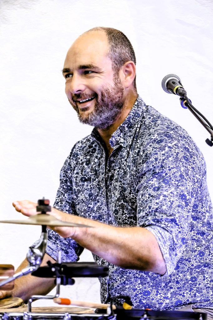 Un percussionniste souriant en train de faire un solo