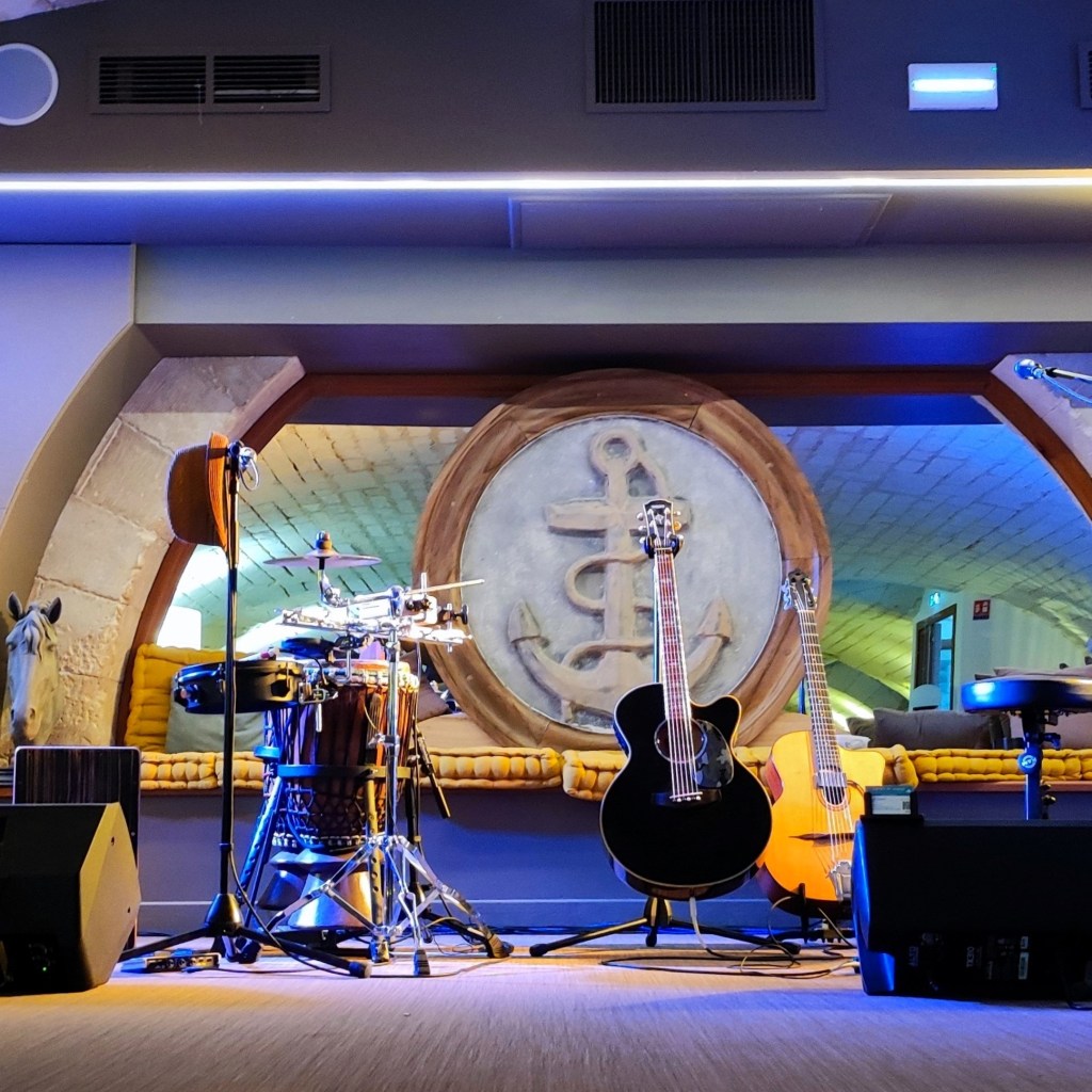 Scène avec des instruments de musique avant l'arrivée des musiciens